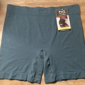 Women’s MAIDENFORM Basically Sexy Seamless Smoothing Short Hunter Green 2XL New